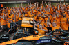 GP ABU DHABI, Gara winner Lando Norris (GBR) McLaren e Oscar Piastri (AUS) McLaren celebrate winning the Constructors' Championship with the team.

08.12.2024. Formula 1 World Championship, Rd 24, Abu Dhabi Grand Prix, Yas Marina Circuit, Abu Dhabi, Gara Day.

- www.xpbimages.com, EMail: requests@xpbimages.com © Copyright: Bearne / XPB Images
