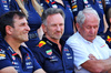 GP ABU DHABI, (L to R): Pierre Wache (FRA) Red Bull Racing Technical Director; Christian Horner (GBR) Red Bull Racing Team Principal; e Dr Helmut Marko (AUT) Red Bull Motorsport Consultant, at a team photograph.

08.12.2024. Formula 1 World Championship, Rd 24, Abu Dhabi Grand Prix, Yas Marina Circuit, Abu Dhabi, Gara Day.

- www.xpbimages.com, EMail: requests@xpbimages.com © Copyright: Batchelor / XPB Images