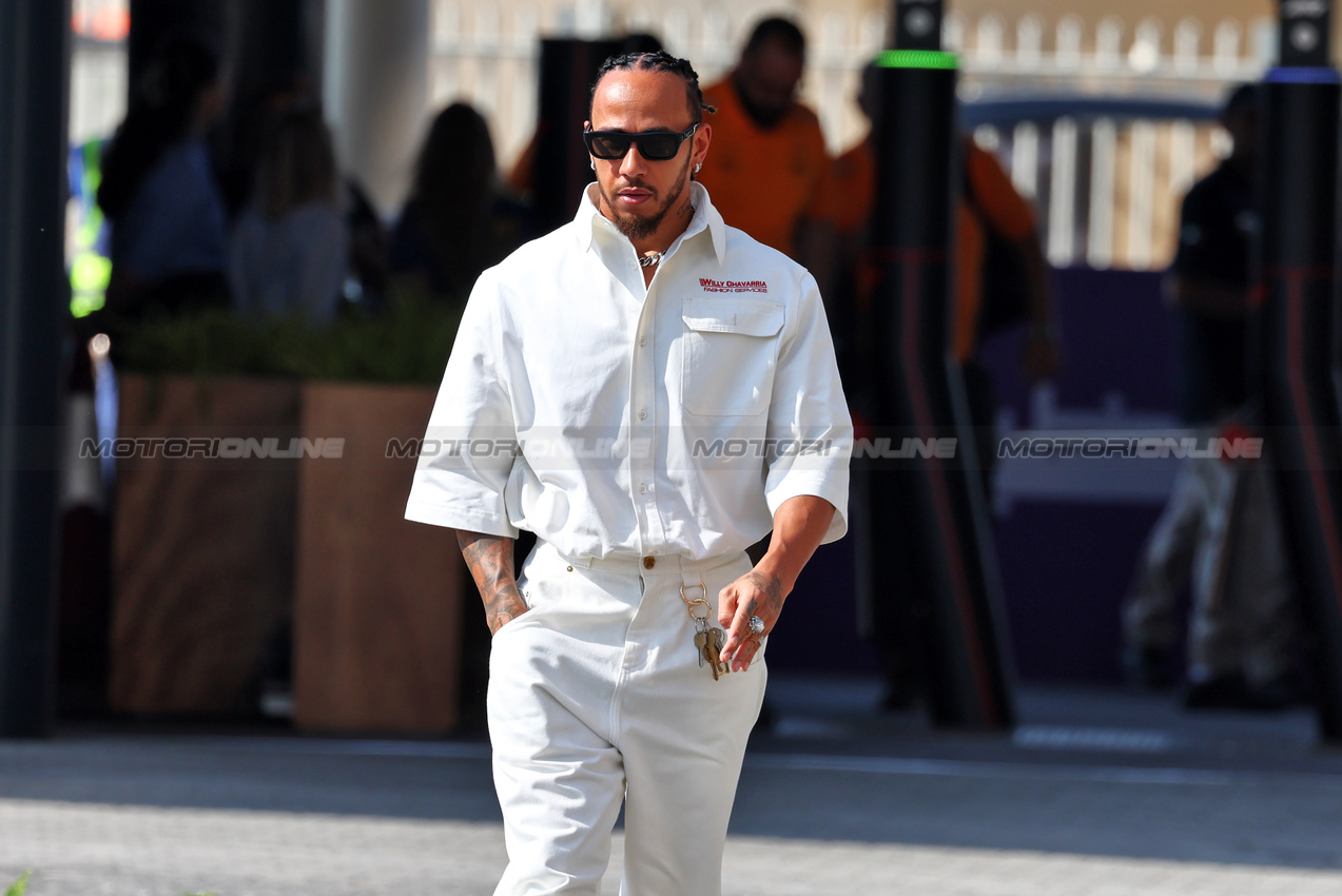 GP ABU DHABI, Lewis Hamilton (GBR) Mercedes AMG F1.

05.12.2024. Formula 1 World Championship, Rd 24, Abu Dhabi Grand Prix, Yas Marina Circuit, Abu Dhabi, Preparation Day.

- www.xpbimages.com, EMail: requests@xpbimages.com © Copyright: Moy / XPB Images