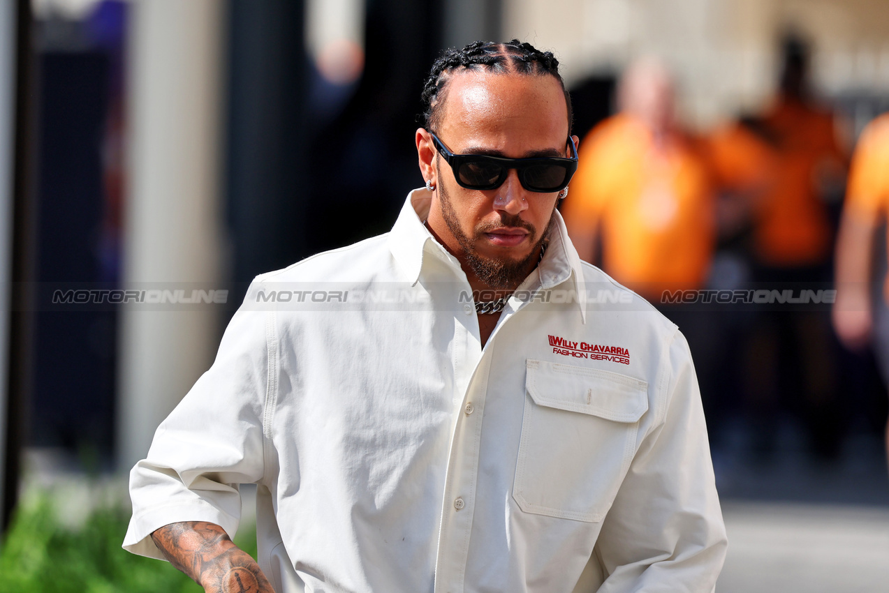 GP ABU DHABI, Lewis Hamilton (GBR) Mercedes AMG F1.

05.12.2024. Formula 1 World Championship, Rd 24, Abu Dhabi Grand Prix, Yas Marina Circuit, Abu Dhabi, Preparation Day.

- www.xpbimages.com, EMail: requests@xpbimages.com © Copyright: Moy / XPB Images