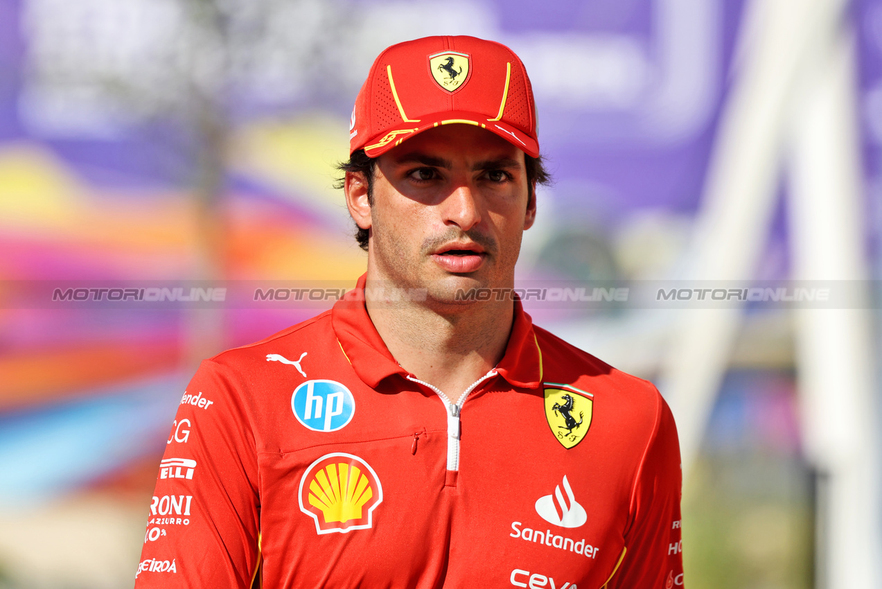 GP ABU DHABI, Carlos Sainz Jr (ESP) Ferrari.

05.12.2024. Formula 1 World Championship, Rd 24, Abu Dhabi Grand Prix, Yas Marina Circuit, Abu Dhabi, Preparation Day.

- www.xpbimages.com, EMail: requests@xpbimages.com © Copyright: Bearne / XPB Images