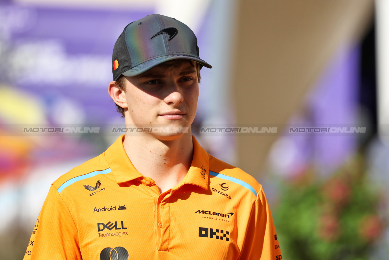 GP ABU DHABI, Oscar Piastri (AUS) McLaren.

05.12.2024. Formula 1 World Championship, Rd 24, Abu Dhabi Grand Prix, Yas Marina Circuit, Abu Dhabi, Preparation Day.

- www.xpbimages.com, EMail: requests@xpbimages.com © Copyright: Bearne / XPB Images