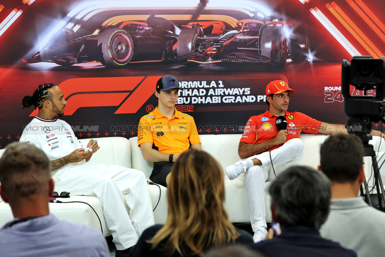 GP ABU DHABI, (L to R): Lewis Hamilton (GBR) Mercedes AMG F1; Oscar Piastri (AUS) McLaren; e Carlos Sainz Jr (ESP) Ferrari, in the FIA Press Conference.

05.12.2024. Formula 1 World Championship, Rd 24, Abu Dhabi Grand Prix, Yas Marina Circuit, Abu Dhabi, Preparation Day.

- www.xpbimages.com, EMail: requests@xpbimages.com © Copyright: Bearne / XPB Images