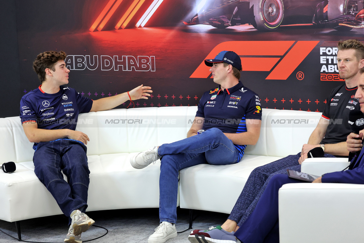 GP ABU DHABI, (L to R): Franco Colapinto (ARG) Williams Racing; Max Verstappen (NLD) Red Bull Racing; e Nico Hulkenberg (GER) Haas F1 Team in the FIA Press Conference.

05.12.2024. Formula 1 World Championship, Rd 24, Abu Dhabi Grand Prix, Yas Marina Circuit, Abu Dhabi, Preparation Day.

- www.xpbimages.com, EMail: requests@xpbimages.com © Copyright: Bearne / XPB Images