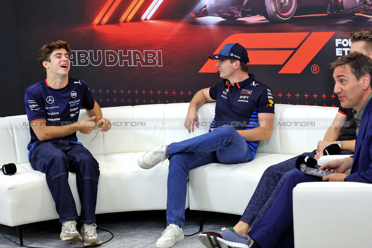 GP ABU DHABI, (L to R): Franco Colapinto (ARG) Williams Racing; Max Verstappen (NLD) Red Bull Racing; e Nico Hulkenberg (GER) Haas F1 Team in the FIA Press Conference.

05.12.2024. Formula 1 World Championship, Rd 24, Abu Dhabi Grand Prix, Yas Marina Circuit, Abu Dhabi, Preparation Day.

- www.xpbimages.com, EMail: requests@xpbimages.com © Copyright: Bearne / XPB Images