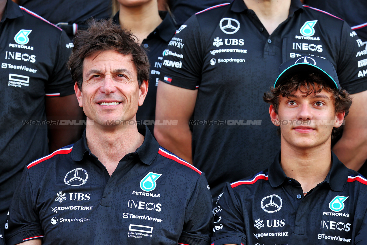 GP ABU DHABI, (L to R): Toto Wolff (GER) Mercedes AMG F1 Shareholder e Executive Director e Andrea Kimi Antonelli (ITA) Mercedes AMG F1 Junior Driver at a team photograph.

05.12.2024. Formula 1 World Championship, Rd 24, Abu Dhabi Grand Prix, Yas Marina Circuit, Abu Dhabi, Preparation Day.

- www.xpbimages.com, EMail: requests@xpbimages.com © Copyright: Batchelor / XPB Images