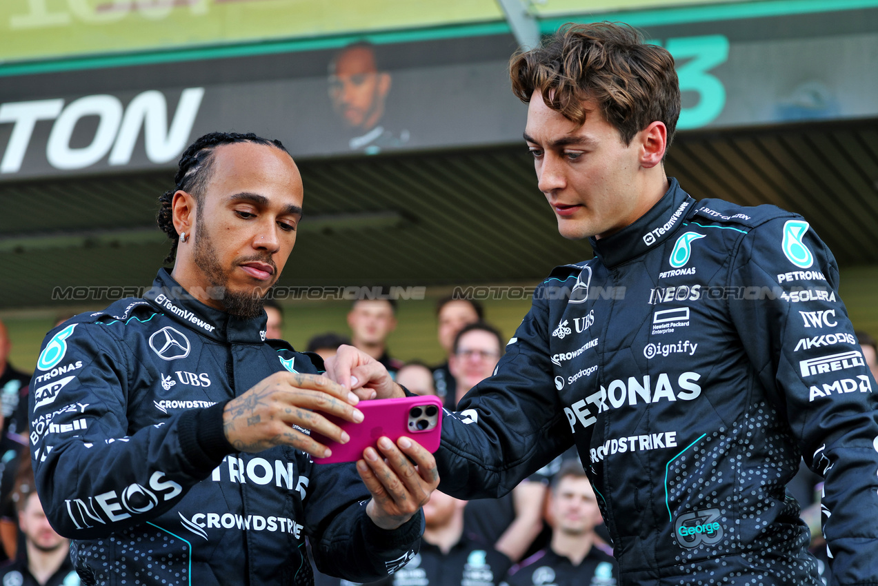GP ABU DHABI, (L to R): Lewis Hamilton (GBR) Mercedes AMG F1 e George Russell (GBR) Mercedes AMG F1 at a team photograph.

05.12.2024. Formula 1 World Championship, Rd 24, Abu Dhabi Grand Prix, Yas Marina Circuit, Abu Dhabi, Preparation Day.

- www.xpbimages.com, EMail: requests@xpbimages.com © Copyright: Batchelor / XPB Images