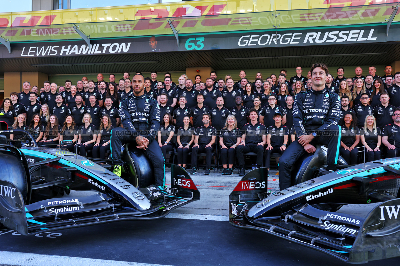 GP ABU DHABI, (L to R): Lewis Hamilton (GBR) Mercedes AMG F1 e George Russell (GBR) Mercedes AMG F1 at a team photograph.

05.12.2024. Formula 1 World Championship, Rd 24, Abu Dhabi Grand Prix, Yas Marina Circuit, Abu Dhabi, Preparation Day.

- www.xpbimages.com, EMail: requests@xpbimages.com © Copyright: Batchelor / XPB Images