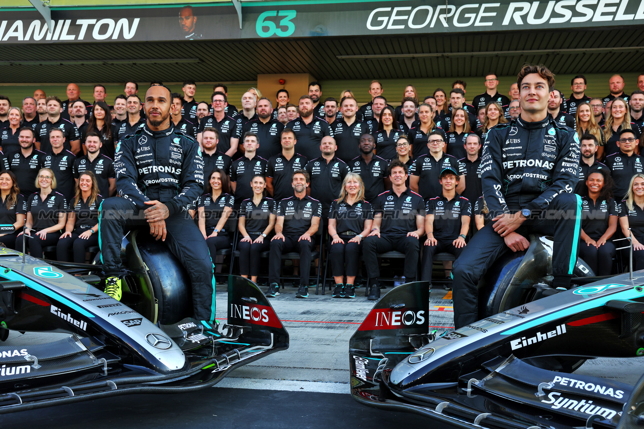 GP ABU DHABI, (L to R): Lewis Hamilton (GBR) Mercedes AMG F1 e George Russell (GBR) Mercedes AMG F1 at a team photograph.

05.12.2024. Formula 1 World Championship, Rd 24, Abu Dhabi Grand Prix, Yas Marina Circuit, Abu Dhabi, Preparation Day.

- www.xpbimages.com, EMail: requests@xpbimages.com © Copyright: Batchelor / XPB Images