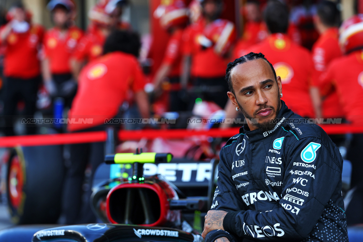 GP ABU DHABI, Lewis Hamilton (GBR) Mercedes AMG F1 at a team photograph.

05.12.2024. Formula 1 World Championship, Rd 24, Abu Dhabi Grand Prix, Yas Marina Circuit, Abu Dhabi, Preparation Day.

 - www.xpbimages.com, EMail: requests@xpbimages.com © Copyright: Coates / XPB Images