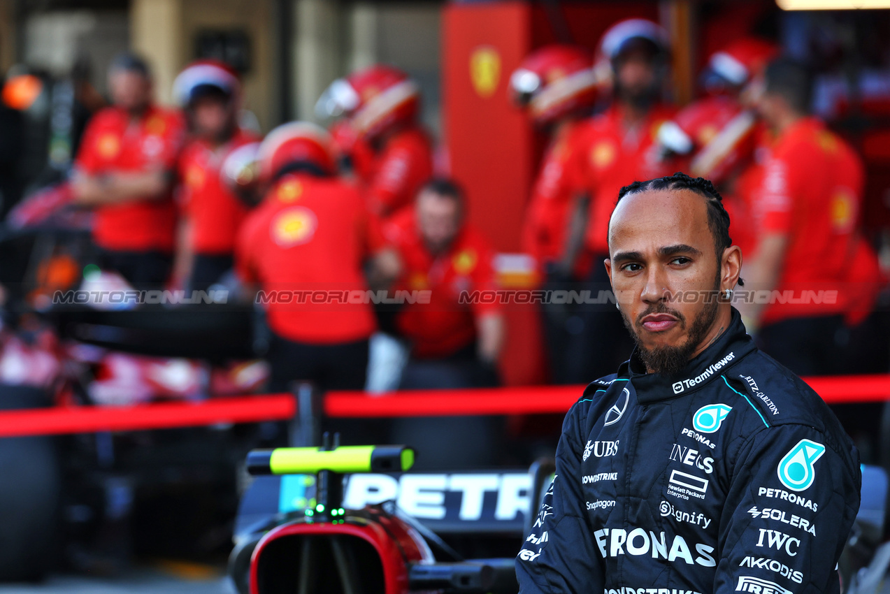 GP ABU DHABI, Lewis Hamilton (GBR) Mercedes AMG F1 at a team photograph.

05.12.2024. Formula 1 World Championship, Rd 24, Abu Dhabi Grand Prix, Yas Marina Circuit, Abu Dhabi, Preparation Day.

 - www.xpbimages.com, EMail: requests@xpbimages.com © Copyright: Coates / XPB Images
