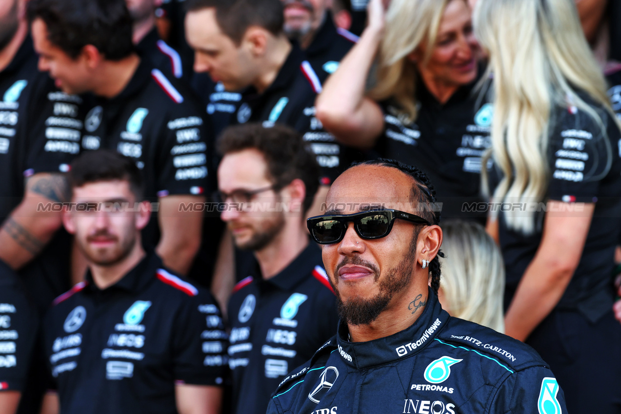 GP ABU DHABI, Lewis Hamilton (GBR) Mercedes AMG F1 at a team photograph.

05.12.2024. Formula 1 World Championship, Rd 24, Abu Dhabi Grand Prix, Yas Marina Circuit, Abu Dhabi, Preparation Day.

 - www.xpbimages.com, EMail: requests@xpbimages.com © Copyright: Coates / XPB Images