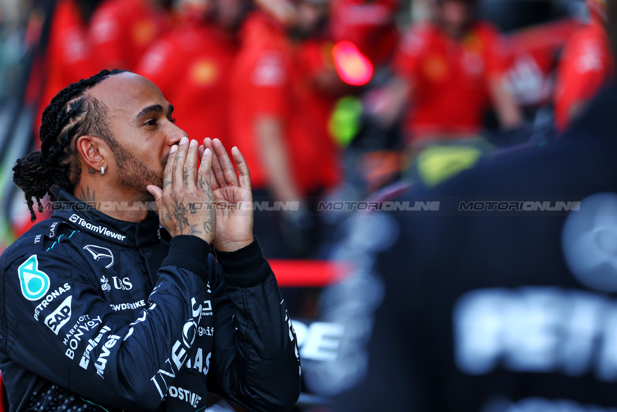 GP ABU DHABI, Lewis Hamilton (GBR) Mercedes AMG F1 at a team photograph.

05.12.2024. Formula 1 World Championship, Rd 24, Abu Dhabi Grand Prix, Yas Marina Circuit, Abu Dhabi, Preparation Day.

 - www.xpbimages.com, EMail: requests@xpbimages.com © Copyright: Coates / XPB Images