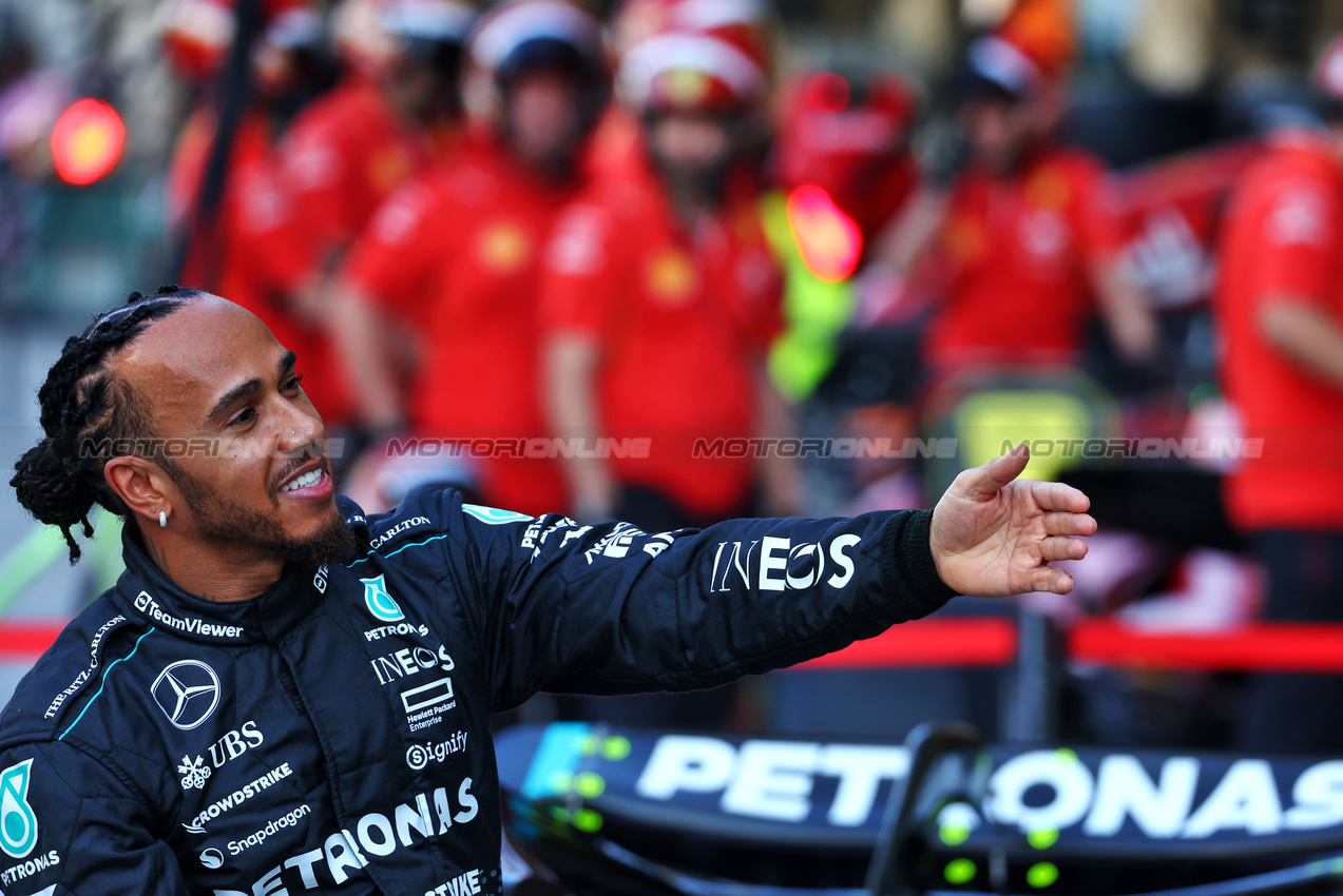 GP ABU DHABI, Lewis Hamilton (GBR) Mercedes AMG F1 at a team photograph.

05.12.2024. Formula 1 World Championship, Rd 24, Abu Dhabi Grand Prix, Yas Marina Circuit, Abu Dhabi, Preparation Day.

 - www.xpbimages.com, EMail: requests@xpbimages.com © Copyright: Coates / XPB Images