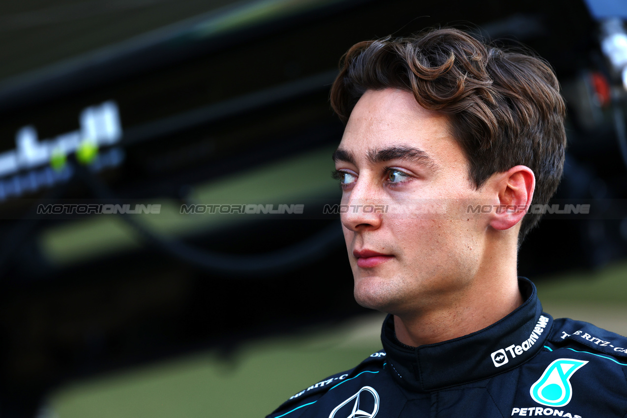 GP ABU DHABI, George Russell (GBR) Mercedes AMG F1 at a team photograph.

05.12.2024. Formula 1 World Championship, Rd 24, Abu Dhabi Grand Prix, Yas Marina Circuit, Abu Dhabi, Preparation Day.

 - www.xpbimages.com, EMail: requests@xpbimages.com © Copyright: Coates / XPB Images