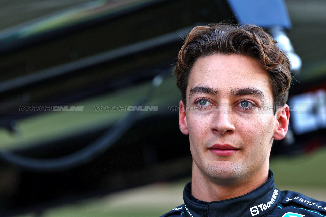 GP ABU DHABI, George Russell (GBR) Mercedes AMG F1 at a team photograph.

05.12.2024. Formula 1 World Championship, Rd 24, Abu Dhabi Grand Prix, Yas Marina Circuit, Abu Dhabi, Preparation Day.

 - www.xpbimages.com, EMail: requests@xpbimages.com © Copyright: Coates / XPB Images