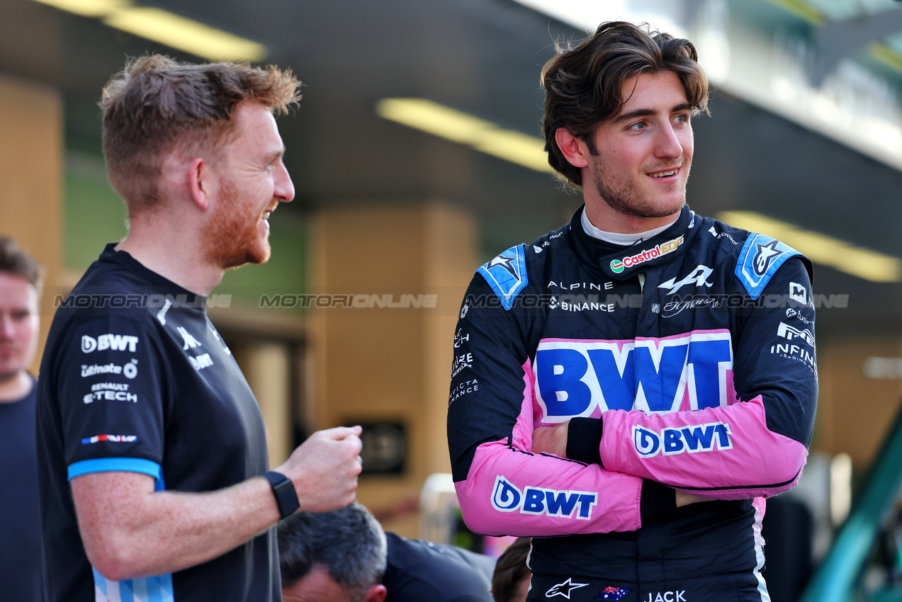 GP ABU DHABI, Jack Doohan (AUS) Alpine F1 Team with Josh Peckett (GBR) Alpine F1 Team Gara Engineer.

05.12.2024. Formula 1 World Championship, Rd 24, Abu Dhabi Grand Prix, Yas Marina Circuit, Abu Dhabi, Preparation Day.

- www.xpbimages.com, EMail: requests@xpbimages.com © Copyright: Batchelor / XPB Images