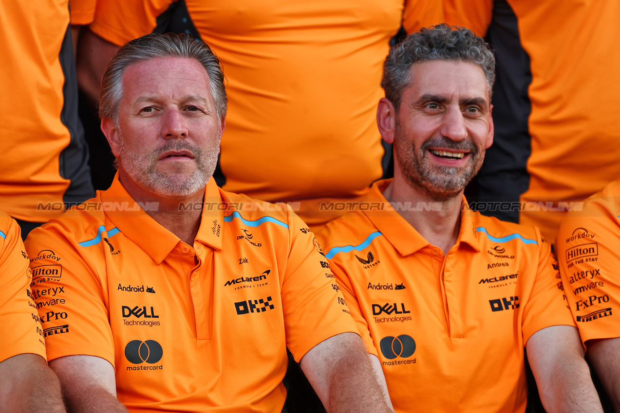 GP ABU DHABI, (L to R): Zak Brown (USA) McLaren Executive Director e Andrea Stella (ITA) McLaren Team Principal at a team photograph.

05.12.2024. Formula 1 World Championship, Rd 24, Abu Dhabi Grand Prix, Yas Marina Circuit, Abu Dhabi, Preparation Day.

- www.xpbimages.com, EMail: requests@xpbimages.com © Copyright: Batchelor / XPB Images