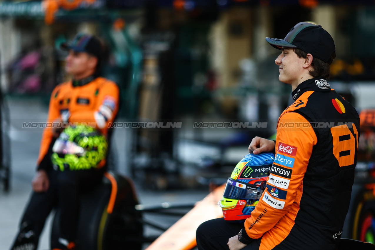 GP ABU DHABI, Oscar Piastri (AUS), McLaren Lando Norris (GBR), McLaren F1 Team 
05.12.2024. Formula 1 World Championship, Rd 24, Abu Dhabi Grand Prix, Yas Marina Circuit, Abu Dhabi, Preparation Day.
- www.xpbimages.com, EMail: requests@xpbimages.com © Copyright: Charniaux / XPB Images