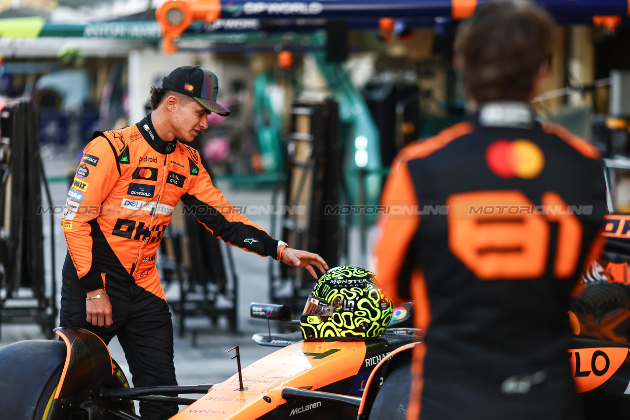 GP ABU DHABI, Lando Norris (GBR), McLaren F1 Team Oscar Piastri (AUS), McLaren 
05.12.2024. Formula 1 World Championship, Rd 24, Abu Dhabi Grand Prix, Yas Marina Circuit, Abu Dhabi, Preparation Day.
- www.xpbimages.com, EMail: requests@xpbimages.com © Copyright: Charniaux / XPB Images