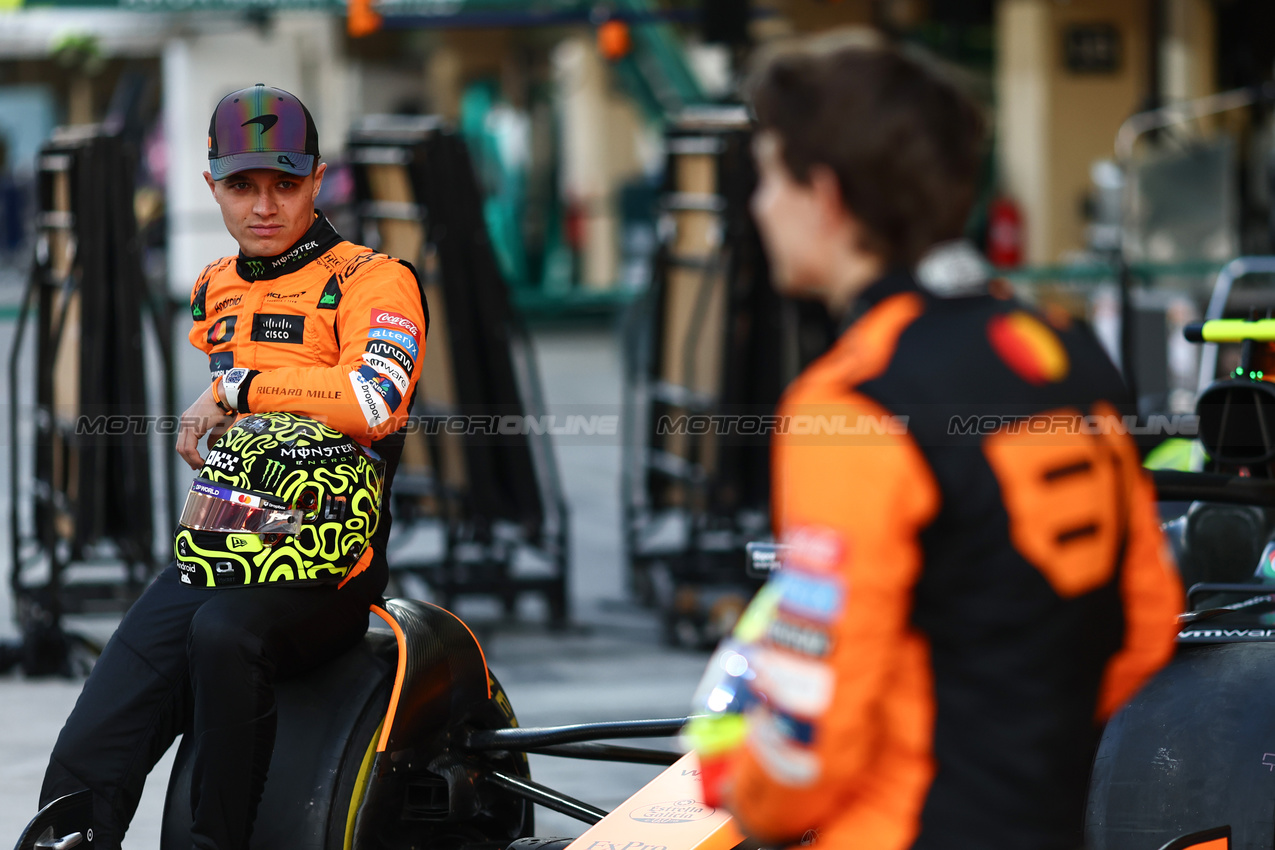 GP ABU DHABI, Lando Norris (GBR), McLaren F1 Team Oscar Piastri (AUS), McLaren 
05.12.2024. Formula 1 World Championship, Rd 24, Abu Dhabi Grand Prix, Yas Marina Circuit, Abu Dhabi, Preparation Day.
- www.xpbimages.com, EMail: requests@xpbimages.com © Copyright: Charniaux / XPB Images