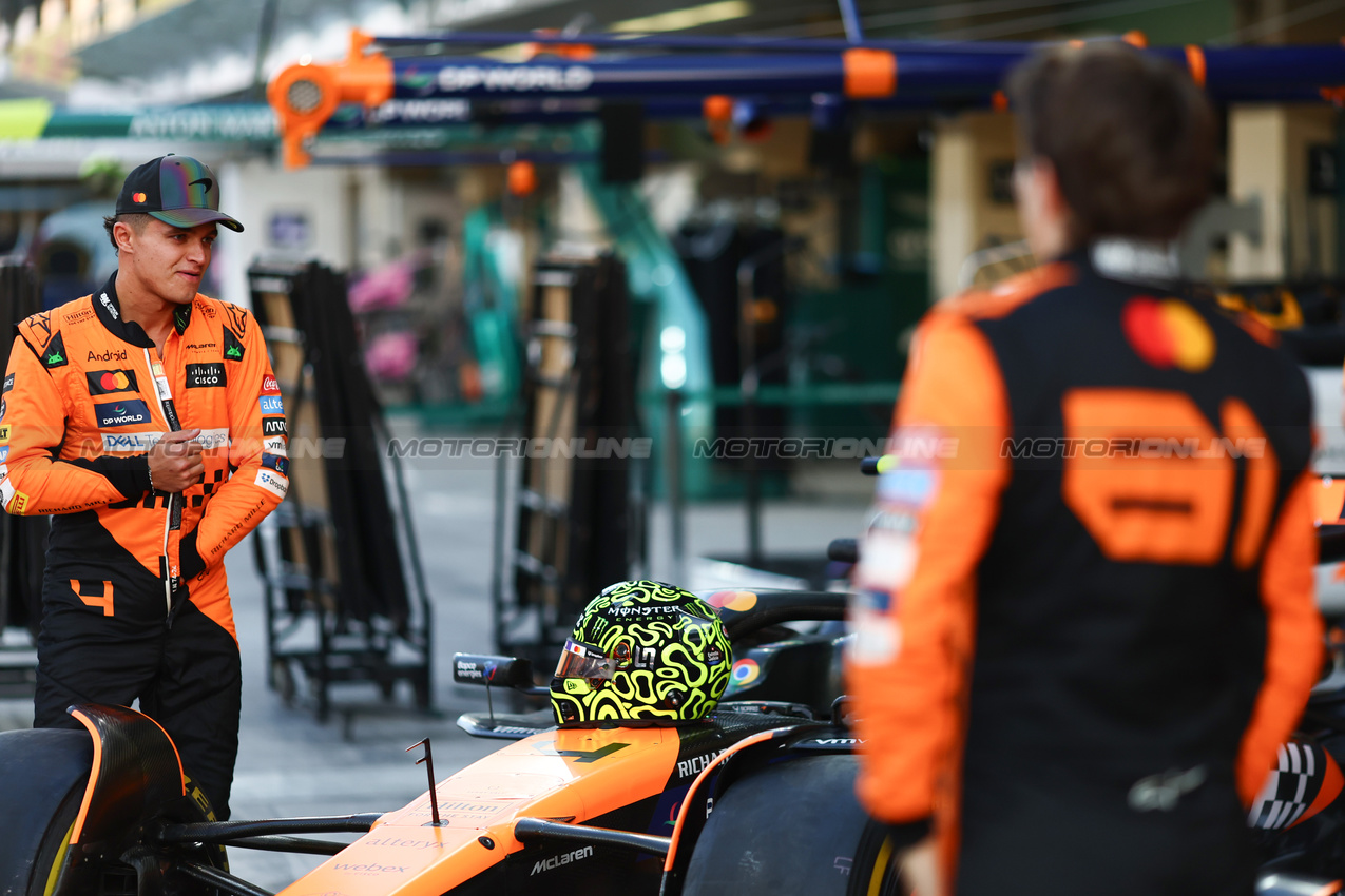 GP ABU DHABI, Lando Norris (GBR), McLaren F1 Team Oscar Piastri (AUS), McLaren 
05.12.2024. Formula 1 World Championship, Rd 24, Abu Dhabi Grand Prix, Yas Marina Circuit, Abu Dhabi, Preparation Day.
- www.xpbimages.com, EMail: requests@xpbimages.com © Copyright: Charniaux / XPB Images