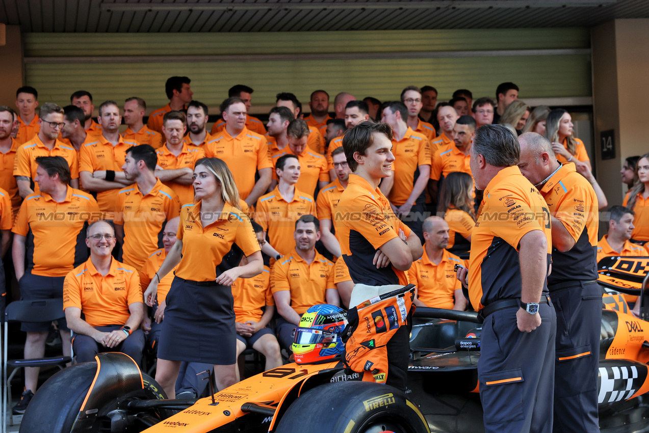 GP ABU DHABI, Oscar Piastri (AUS) McLaren e Zak Brown (USA) McLaren Executive Director at a team photograph.

05.12.2024. Formula 1 World Championship, Rd 24, Abu Dhabi Grand Prix, Yas Marina Circuit, Abu Dhabi, Preparation Day.

- www.xpbimages.com, EMail: requests@xpbimages.com © Copyright: Bearne / XPB Images