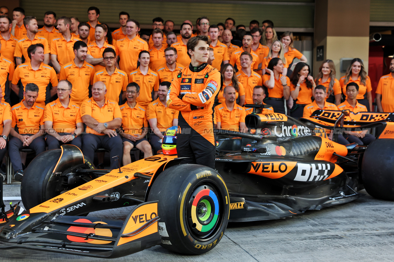 GP ABU DHABI, Oscar Piastri (AUS) McLaren at a team photograph.

05.12.2024. Formula 1 World Championship, Rd 24, Abu Dhabi Grand Prix, Yas Marina Circuit, Abu Dhabi, Preparation Day.

- www.xpbimages.com, EMail: requests@xpbimages.com © Copyright: Bearne / XPB Images