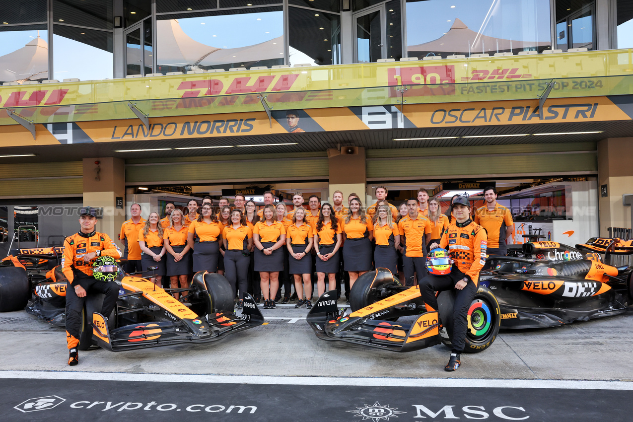 GP ABU DHABI, (L to R): Lando Norris (GBR) McLaren e team mate Oscar Piastri (AUS) McLaren at a team photograph.

05.12.2024. Formula 1 World Championship, Rd 24, Abu Dhabi Grand Prix, Yas Marina Circuit, Abu Dhabi, Preparation Day.

- www.xpbimages.com, EMail: requests@xpbimages.com © Copyright: Bearne / XPB Images