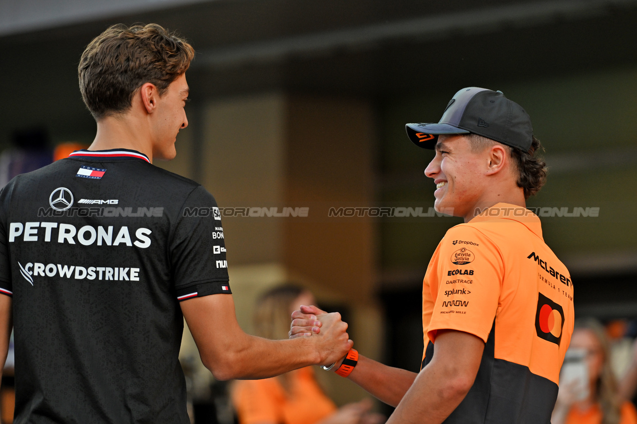 GP ABU DHABI, (L to R): George Russell (GBR) Mercedes AMG F1 with Lando Norris (GBR) McLaren at a team photograph.

05.12.2024. Formula 1 World Championship, Rd 24, Abu Dhabi Grand Prix, Yas Marina Circuit, Abu Dhabi, Preparation Day.

- www.xpbimages.com, EMail: requests@xpbimages.com © Copyright: Price / XPB Images