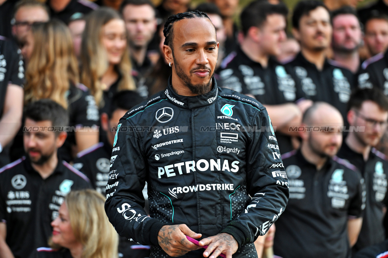 GP ABU DHABI, Lewis Hamilton (GBR) Mercedes AMG F1 at a team photograph.

05.12.2024. Formula 1 World Championship, Rd 24, Abu Dhabi Grand Prix, Yas Marina Circuit, Abu Dhabi, Preparation Day.

- www.xpbimages.com, EMail: requests@xpbimages.com © Copyright: Price / XPB Images