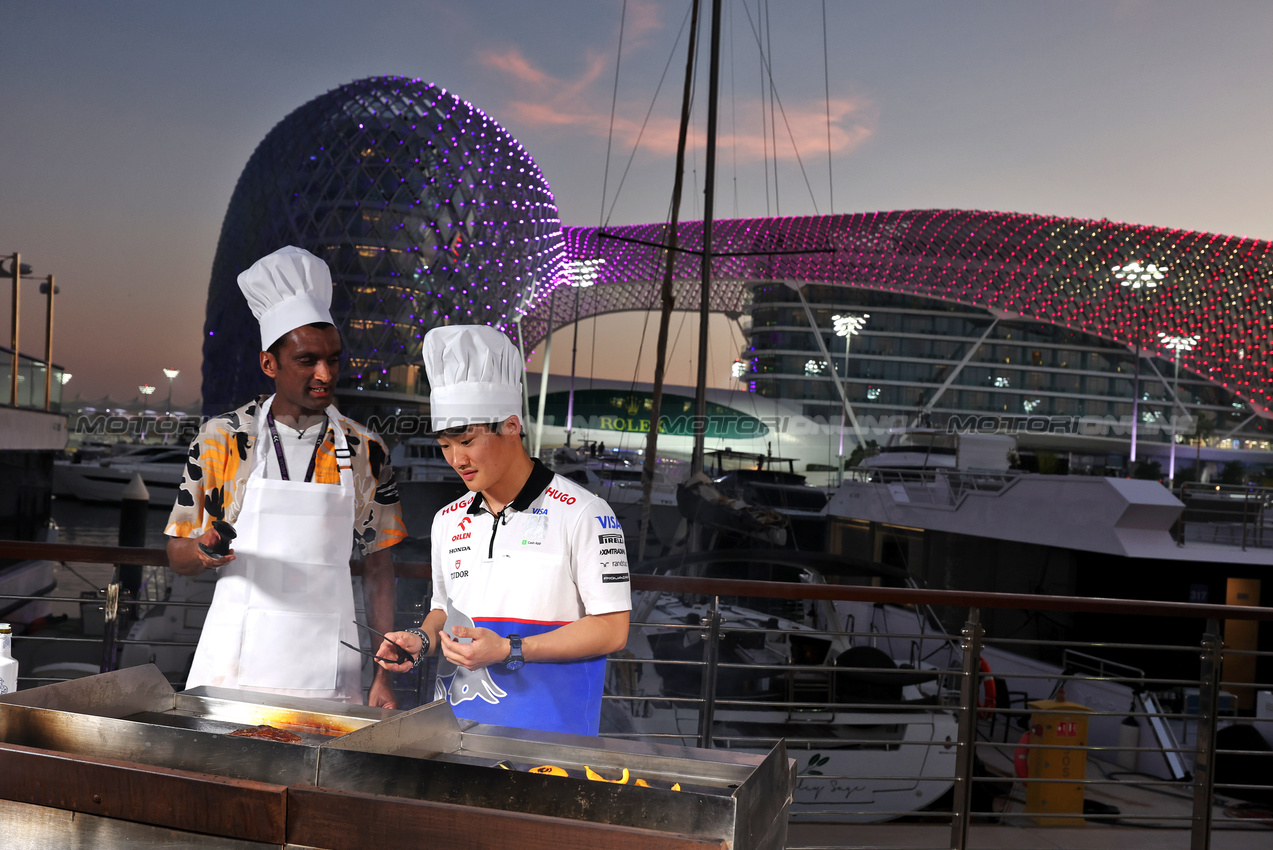 GP ABU DHABI, (L to R): Lawrence Barretto (GBR) Formula 1 Senior Writer Editor cooks with Yuki Tsunoda (JPN) RB.

05.12.2024. Formula 1 World Championship, Rd 24, Abu Dhabi Grand Prix, Yas Marina Circuit, Abu Dhabi, Preparation Day.

- www.xpbimages.com, EMail: requests@xpbimages.com © Copyright: Moy / XPB Images