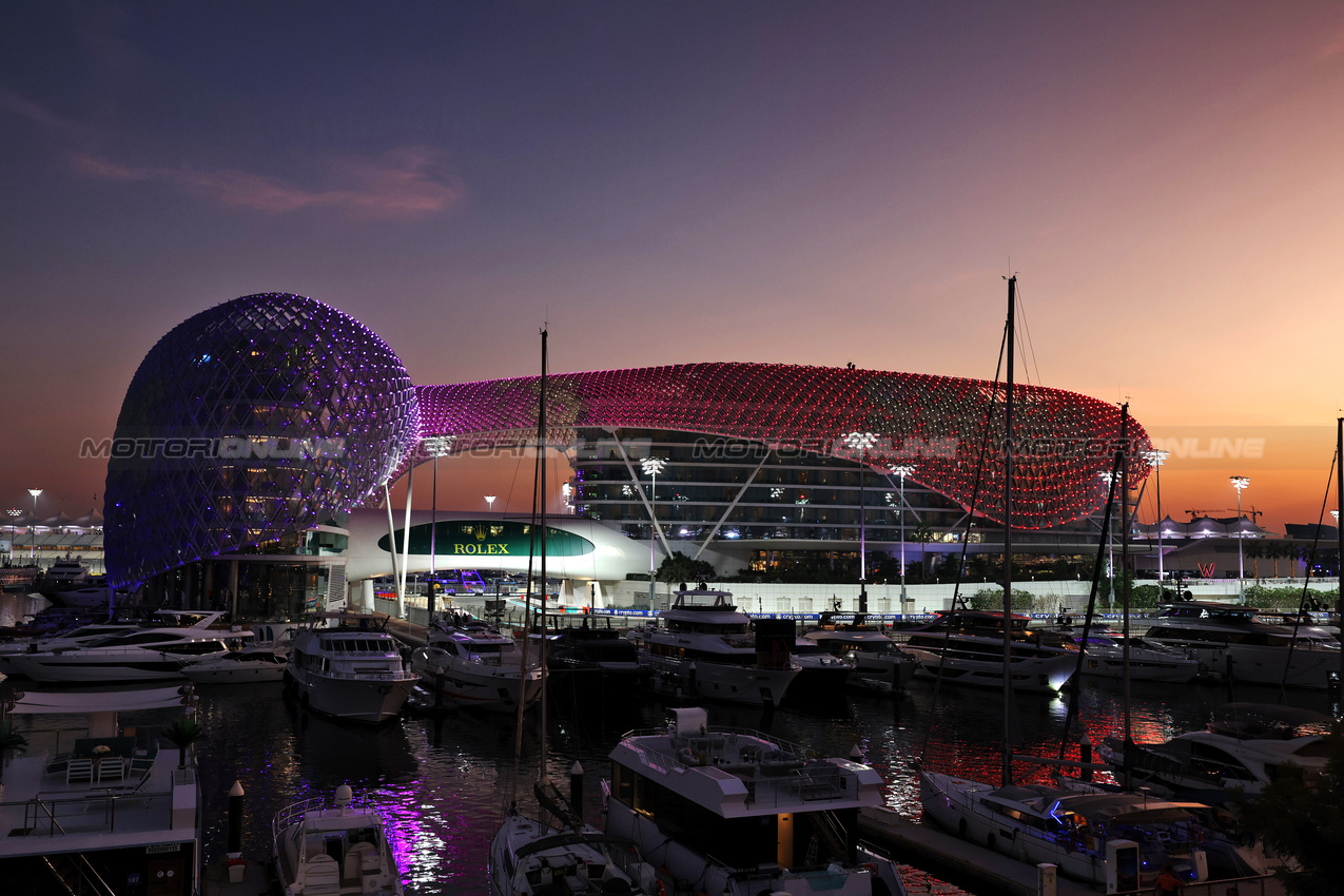 GP ABU DHABI, Circuit Atmosfera - the Yas Marina Hotel at sunset.

05.12.2024. Formula 1 World Championship, Rd 24, Abu Dhabi Grand Prix, Yas Marina Circuit, Abu Dhabi, Preparation Day.

- www.xpbimages.com, EMail: requests@xpbimages.com © Copyright: Moy / XPB Images