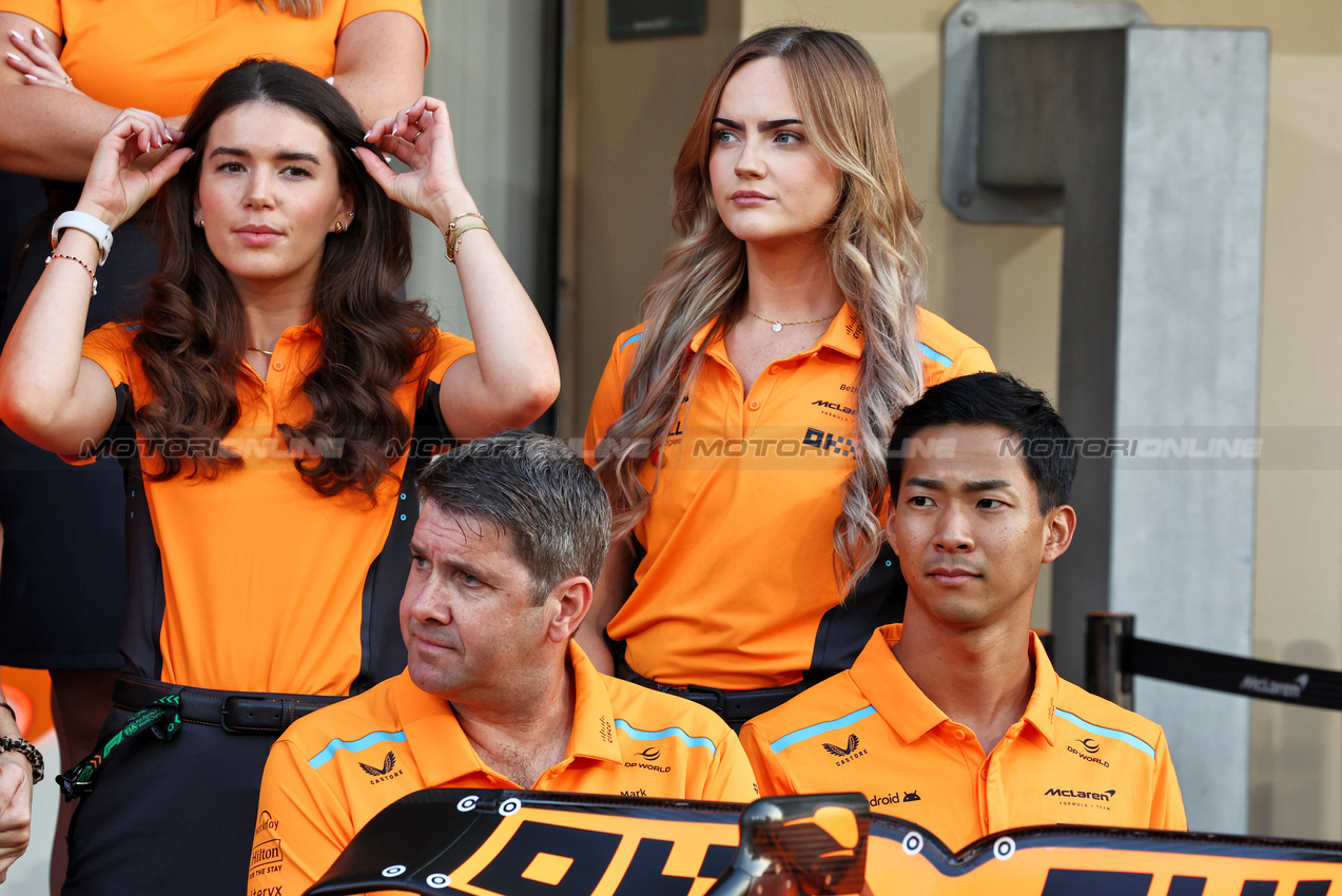 GP ABU DHABI, Ryo Hirakawa (JPN) McLaren Reserve Driver at a team photograph.

05.12.2024. Formula 1 World Championship, Rd 24, Abu Dhabi Grand Prix, Yas Marina Circuit, Abu Dhabi, Preparation Day.

- www.xpbimages.com, EMail: requests@xpbimages.com © Copyright: Moy / XPB Images