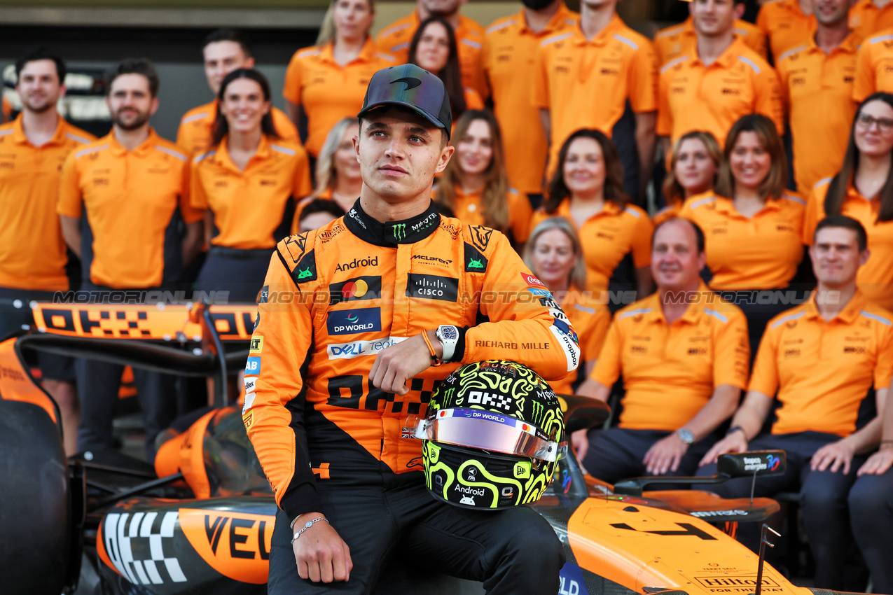 GP ABU DHABI, Lando Norris (GBR) McLaren at a team photograph.

05.12.2024. Formula 1 World Championship, Rd 24, Abu Dhabi Grand Prix, Yas Marina Circuit, Abu Dhabi, Preparation Day.

- www.xpbimages.com, EMail: requests@xpbimages.com © Copyright: Moy / XPB Images