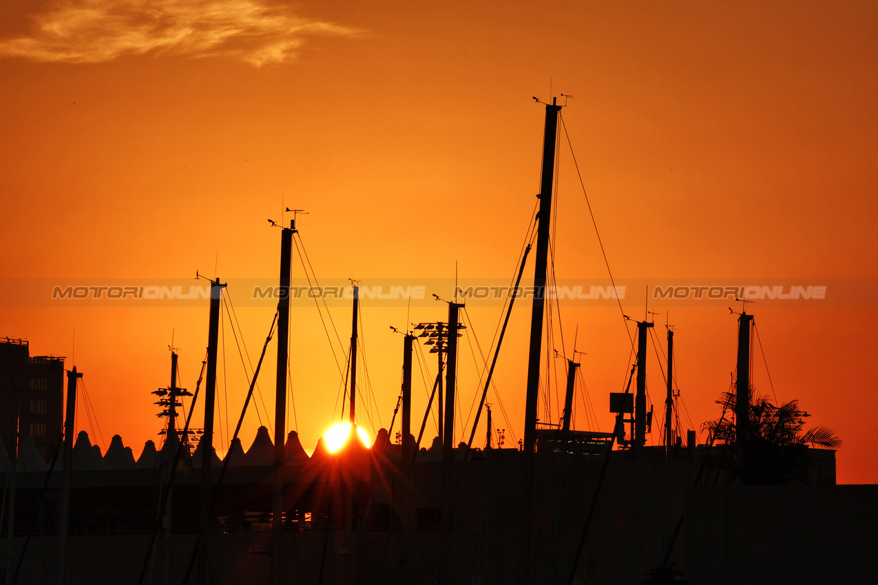 GP ABU DHABI, Circuit Atmosfera - sunset.

05.12.2024. Formula 1 World Championship, Rd 24, Abu Dhabi Grand Prix, Yas Marina Circuit, Abu Dhabi, Preparation Day.

- www.xpbimages.com, EMail: requests@xpbimages.com © Copyright: Moy / XPB Images