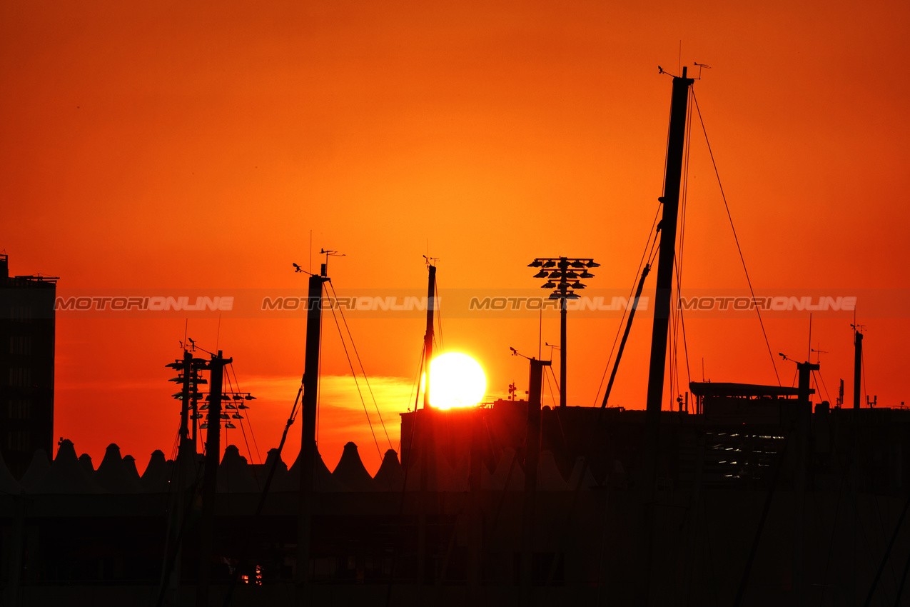 GP ABU DHABI, Circuit Atmosfera - sunset.

05.12.2024. Formula 1 World Championship, Rd 24, Abu Dhabi Grand Prix, Yas Marina Circuit, Abu Dhabi, Preparation Day.

- www.xpbimages.com, EMail: requests@xpbimages.com © Copyright: Moy / XPB Images