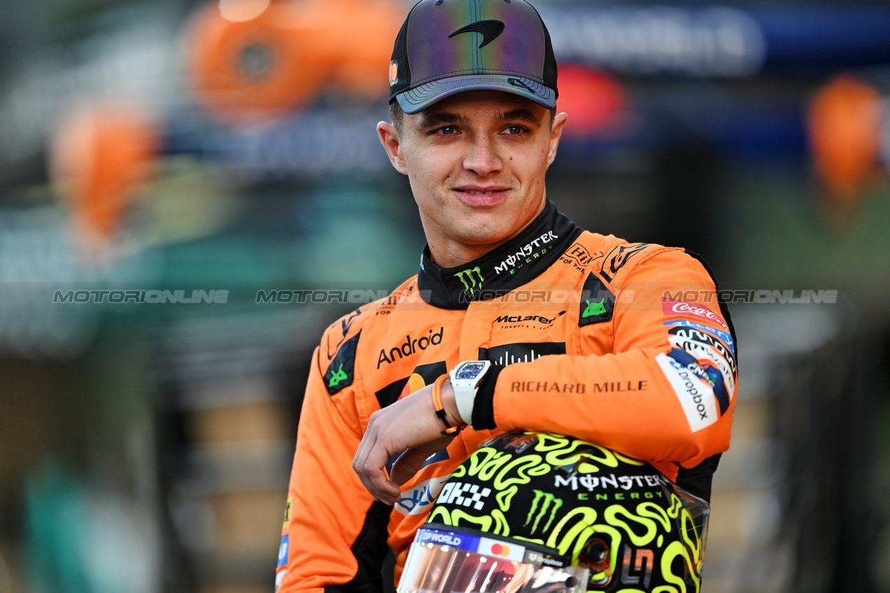 GP ABU DHABI, Lando Norris (GBR) McLaren at a team photograph.

05.12.2024. Formula 1 World Championship, Rd 24, Abu Dhabi Grand Prix, Yas Marina Circuit, Abu Dhabi, Preparation Day.

- www.xpbimages.com, EMail: requests@xpbimages.com © Copyright: Price / XPB Images