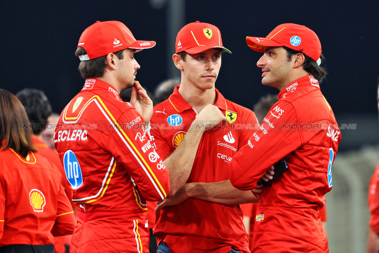 GP ABU DHABI, (L to R): Charles Leclerc (MON) Ferrari; Arthur Leclerc (FRA) Ferrari Test Driver; e Carlos Sainz Jr (ESP) Ferrari, at a team photograph.

05.12.2024. Formula 1 World Championship, Rd 24, Abu Dhabi Grand Prix, Yas Marina Circuit, Abu Dhabi, Preparation Day.

- www.xpbimages.com, EMail: requests@xpbimages.com © Copyright: Batchelor / XPB Images