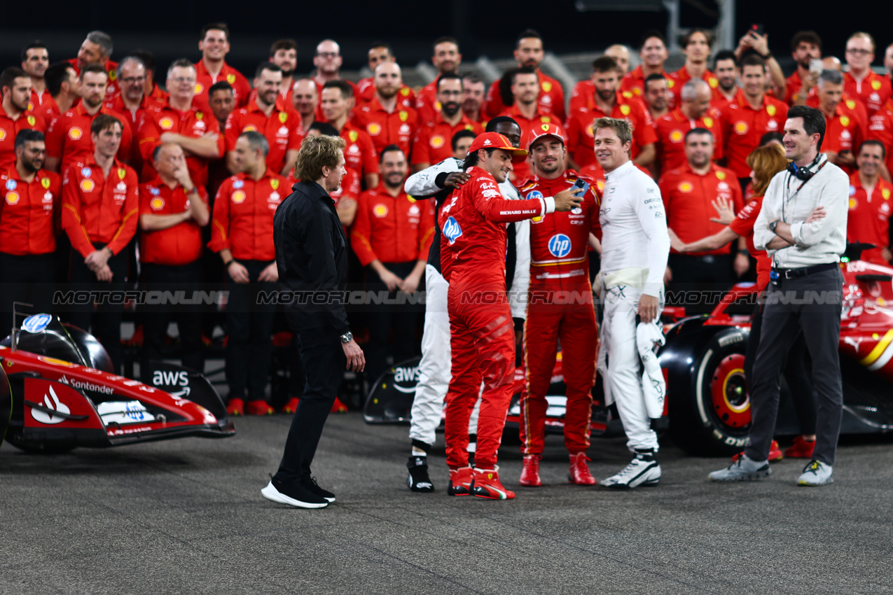 GP ABU DHABI, Bard Pitt (USA), American actor Charles Leclerc (FRA), Ferrari e Carlos Sainz Jr (ESP), Ferrari 
05.12.2024. Formula 1 World Championship, Rd 24, Abu Dhabi Grand Prix, Yas Marina Circuit, Abu Dhabi, Preparation Day.
- www.xpbimages.com, EMail: requests@xpbimages.com © Copyright: Charniaux / XPB Images