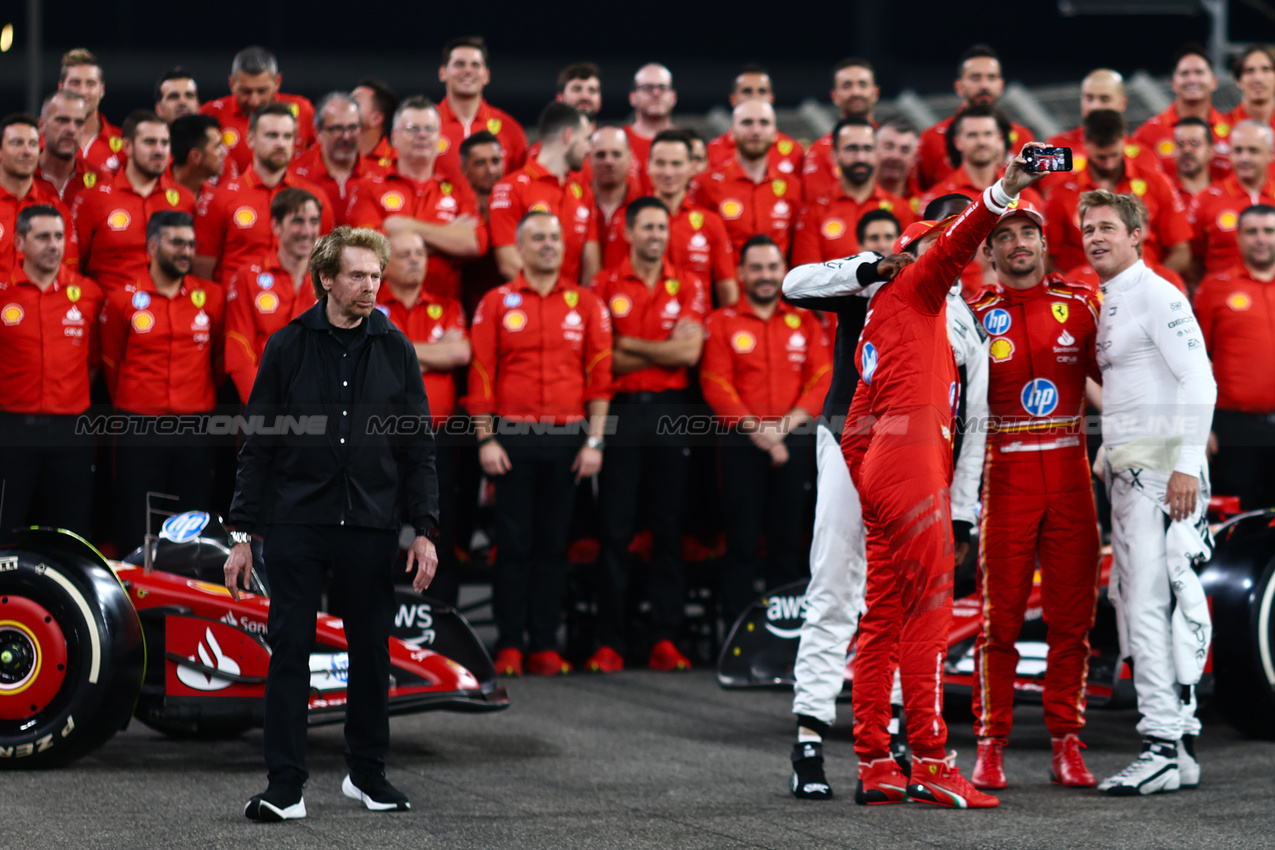 GP ABU DHABI, Bard Pitt (USA), American actor e Charles Leclerc (FRA), Ferrari 
05.12.2024. Formula 1 World Championship, Rd 24, Abu Dhabi Grand Prix, Yas Marina Circuit, Abu Dhabi, Preparation Day.
- www.xpbimages.com, EMail: requests@xpbimages.com © Copyright: Charniaux / XPB Images