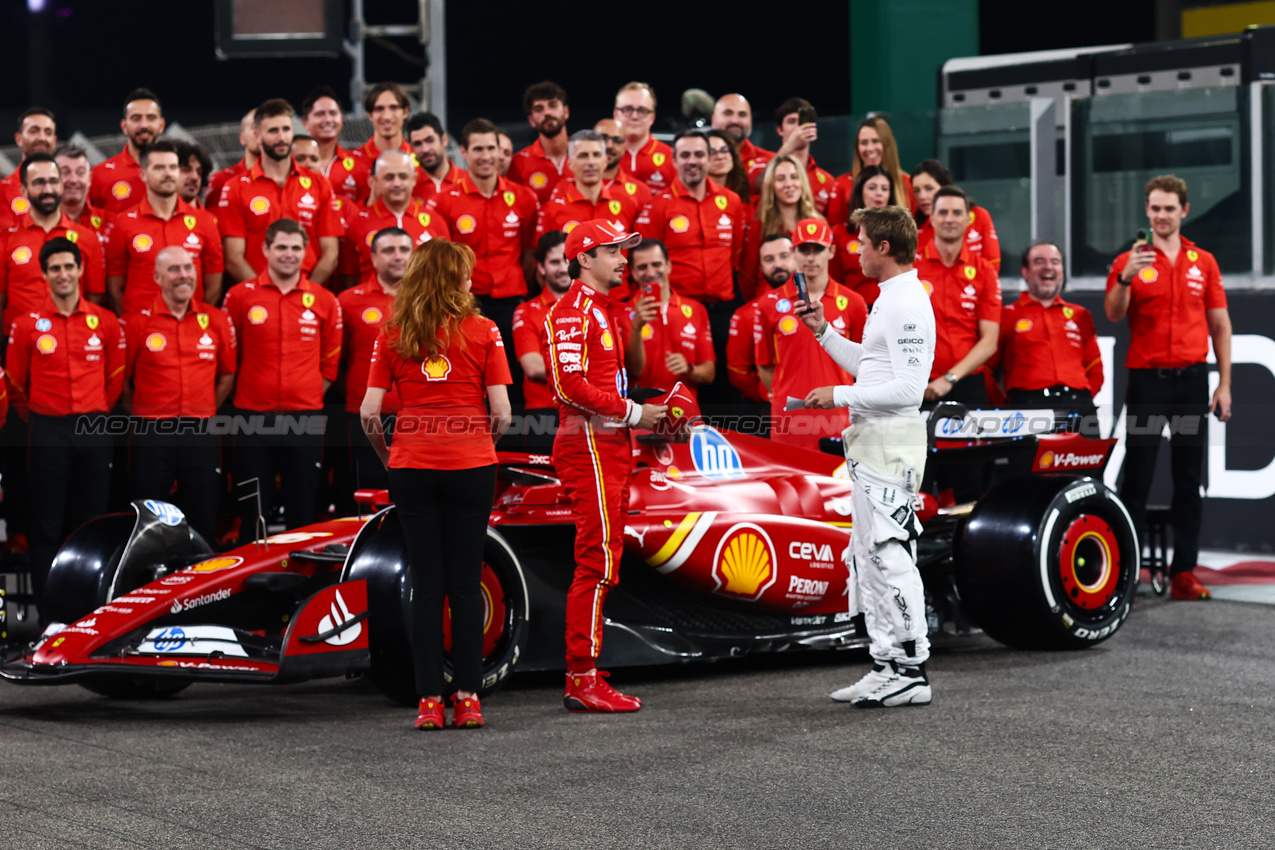 GP ABU DHABI, Charles Leclerc (FRA), Ferrari Bard Pitt (USA), American actor 
05.12.2024. Formula 1 World Championship, Rd 24, Abu Dhabi Grand Prix, Yas Marina Circuit, Abu Dhabi, Preparation Day.
- www.xpbimages.com, EMail: requests@xpbimages.com © Copyright: Charniaux / XPB Images