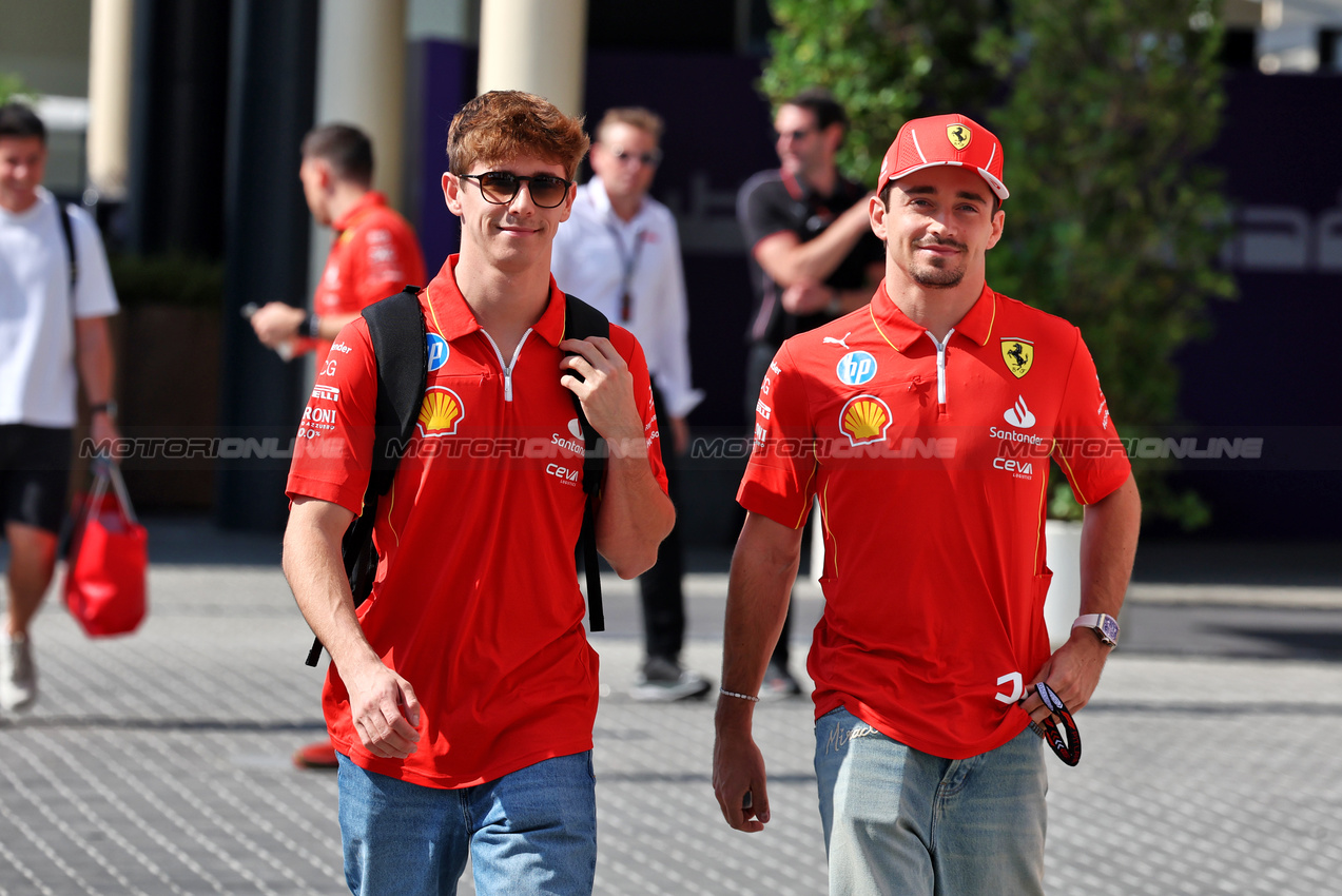 GP ABU DHABI, (L to R): Arthur Leclerc (FRA) Ferrari Academy Driver with his brother Charles Leclerc (MON) Ferrari.

05.12.2024. Formula 1 World Championship, Rd 24, Abu Dhabi Grand Prix, Yas Marina Circuit, Abu Dhabi, Preparation Day.

- www.xpbimages.com, EMail: requests@xpbimages.com © Copyright: Moy / XPB Images