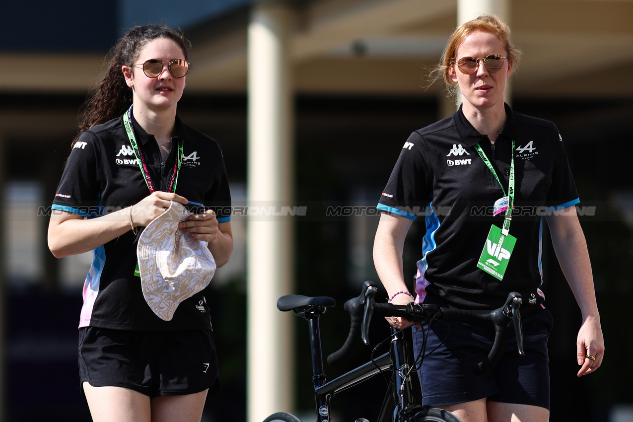 GP ABU DHABI, Abbi Pulling (GBR) Rodin Motorsport e Alice Powell (GBR) Alpine Academy Talent Identification & Development Mentor
05.12.2024. Formula 1 World Championship, Rd 24, Abu Dhabi Grand Prix, Yas Marina Circuit, Abu Dhabi, Preparation Day.
- www.xpbimages.com, EMail: requests@xpbimages.com © Copyright: Charniaux / XPB Images