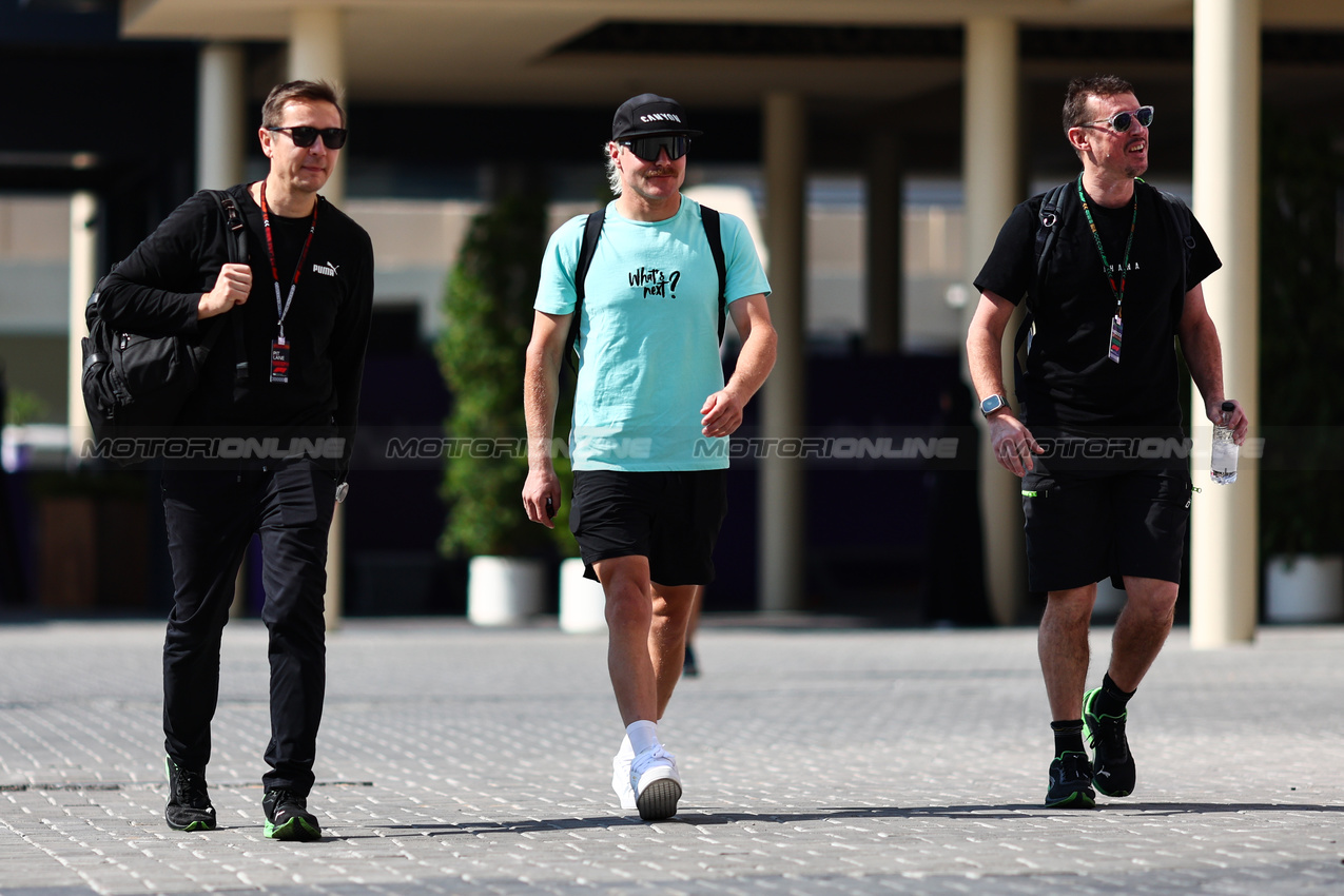 GP ABU DHABI, Valtteri Bottas (FIN), Sauber F1 Team 
05.12.2024. Formula 1 World Championship, Rd 24, Abu Dhabi Grand Prix, Yas Marina Circuit, Abu Dhabi, Preparation Day.
- www.xpbimages.com, EMail: requests@xpbimages.com © Copyright: Charniaux / XPB Images
