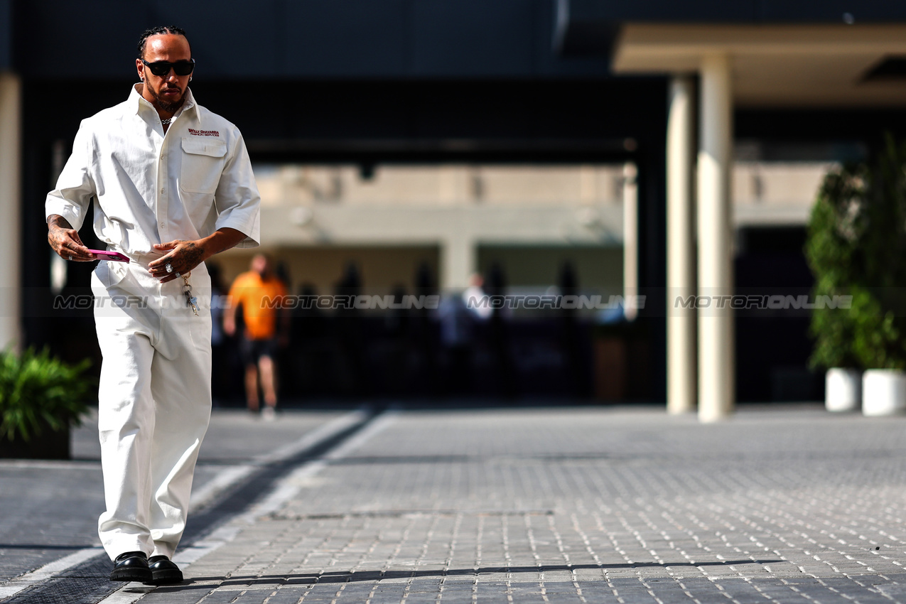 GP ABU DHABI, Lewis Hamilton (GBR), Mercedes AMG F1  
05.12.2024. Formula 1 World Championship, Rd 24, Abu Dhabi Grand Prix, Yas Marina Circuit, Abu Dhabi, Preparation Day.
- www.xpbimages.com, EMail: requests@xpbimages.com © Copyright: Charniaux / XPB Images