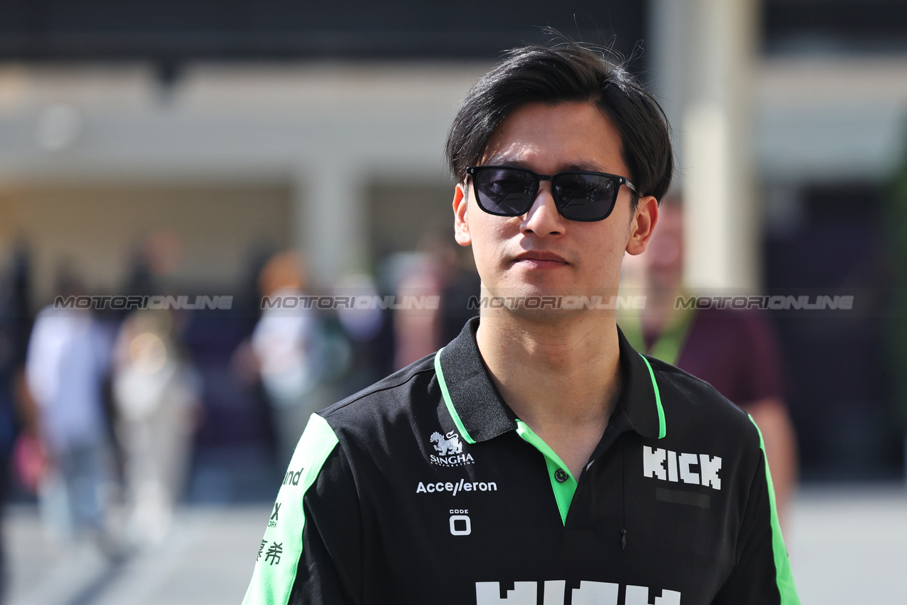 GP ABU DHABI, Zhou Guanyu (CHN) Sauber.

05.12.2024. Formula 1 World Championship, Rd 24, Abu Dhabi Grand Prix, Yas Marina Circuit, Abu Dhabi, Preparation Day.

- www.xpbimages.com, EMail: requests@xpbimages.com © Copyright: Bearne / XPB Images