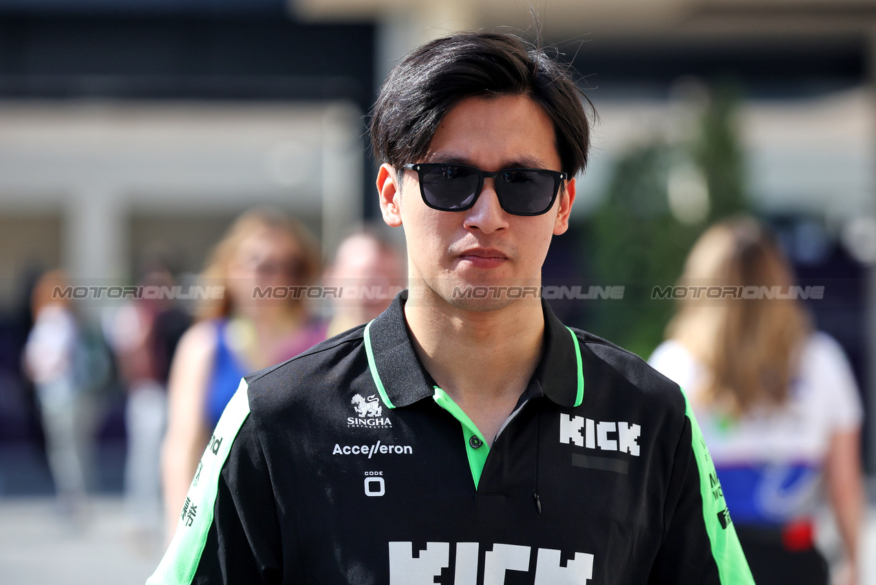 GP ABU DHABI, Zhou Guanyu (CHN) Sauber.

05.12.2024. Formula 1 World Championship, Rd 24, Abu Dhabi Grand Prix, Yas Marina Circuit, Abu Dhabi, Preparation Day.

- www.xpbimages.com, EMail: requests@xpbimages.com © Copyright: Bearne / XPB Images