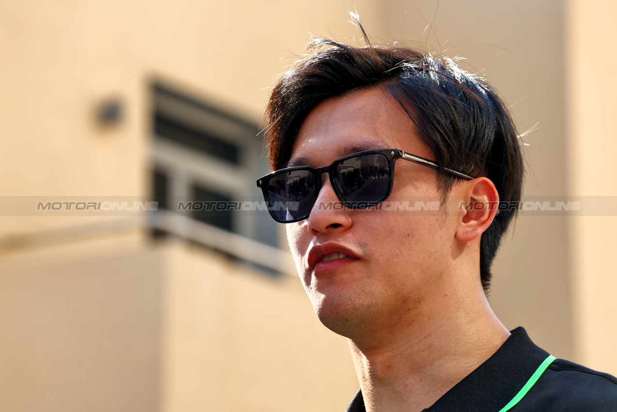 GP ABU DHABI, Zhou Guanyu (CHN) Sauber.

05.12.2024. Formula 1 World Championship, Rd 24, Abu Dhabi Grand Prix, Yas Marina Circuit, Abu Dhabi, Preparation Day.

 - www.xpbimages.com, EMail: requests@xpbimages.com © Copyright: Coates / XPB Images