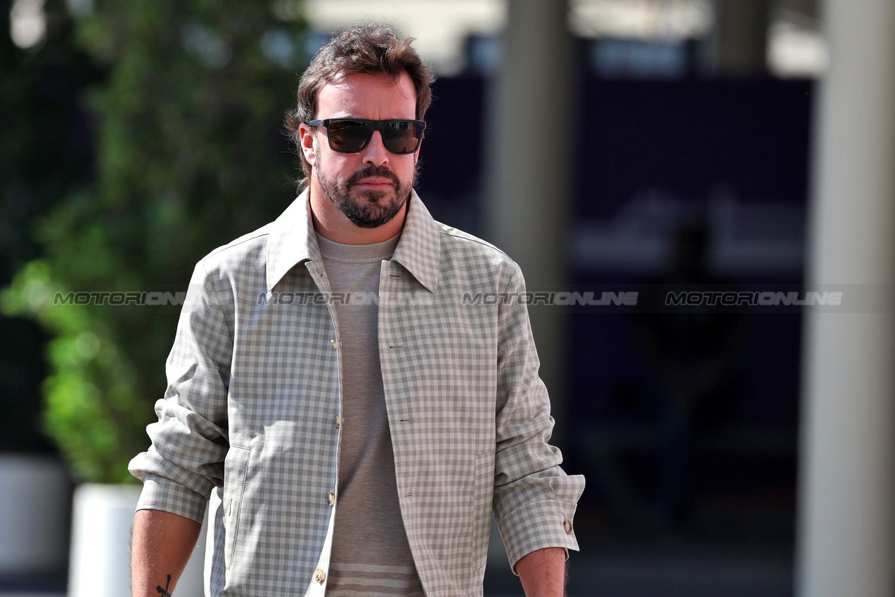 GP ABU DHABI, Fernando Alonso (ESP) Aston Martin F1 Team.

05.12.2024. Formula 1 World Championship, Rd 24, Abu Dhabi Grand Prix, Yas Marina Circuit, Abu Dhabi, Preparation Day.

- www.xpbimages.com, EMail: requests@xpbimages.com © Copyright: Moy / XPB Images
